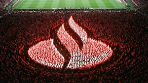 Santander Flammen-Logo aus der Stadionbeleuchtung der Menge