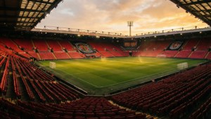 Panorama pacífico del atardecer del estadio del Brentford FC con luz dorada en el campo.