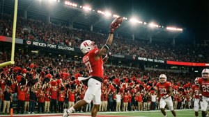 Pemain sepak bola Rutgers menangkap touchdown dalam pertandingan malam yang padat di High Point Solutions Stadium.