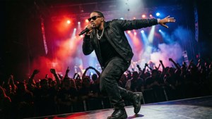 Ludacris menggemparkan panggung di sebuah konser dengan pencahayaan dinamis.