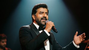 Aamir Khan sjunger passionerat på en konsertscen.