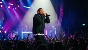 Rapper se apresentando ao vivo no palco com multidão torcendo sob luzes coloridas. — Leafeon Papéis de Parede