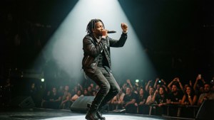 Quavo opptrer live på scenen med spotlight.