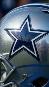 Extrem närbild av Dallas Cowboys stjärnemblem på hjälmen.