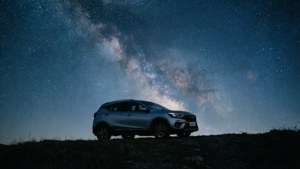 Mahindra Marazzo di bawah langit malam berbintang.