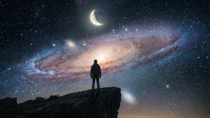 Et fredfyldt nattelandskab med en figur på en klippe under en stjernestrøet kosmos.