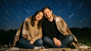 Una coppia che condivide un momento genuino e sereno sotto le stelle.