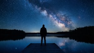 Sfondo notturno con una silhouette e 'Believe' tra le stelle