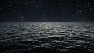 Een reflecterend uitzicht op sterren op een rustig zwart oceaanoppervlak, dromerig en eindeloos.