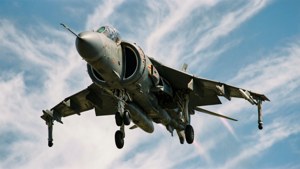 Sea Harrier jyrkässä syöksyssä siivet taaksepäin vedettyinä, dynaaminen päivänvalokuva