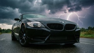 BMW Z4 angle bas avec un ciel orageux pour un look dramatique.