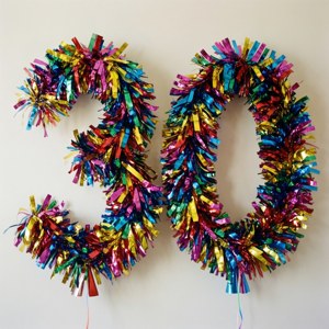 Färgglada streamers arrangerade för att bilda siffran 30