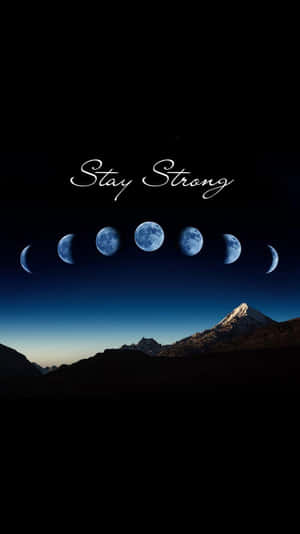 Cordilheira ao entardecer com fases da lua azul e sobreposição de texto 'Stay Strong' — Força Papéis de Parede