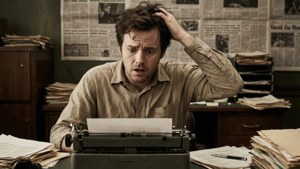 Charlie Day als een gestreste schrijver in een vintage kantoor.