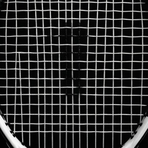 Abstrakti mustavalkoinen makro paddle tennis mailan kieliristikosta