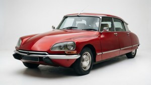 Et rent studiebillede, der viser Citroen DS Wild Rubis design.