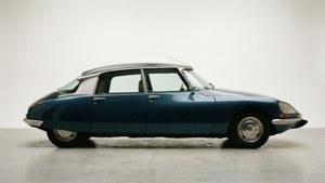 Citroen DS Wild Rubis i et rent studie med blød belysning, der fremhæver dets design.