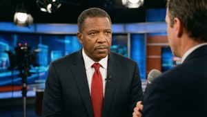 Michael Steele in een tv-studio-interview, gefocust en welbespraakt.
