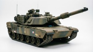 Fotografi produk bersih dari model Italeri Leopard 2A4 dengan latar belakang putih