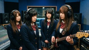 K-on spiller inn musikken sin i et studio