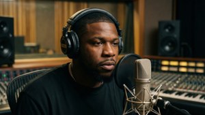 2 Chainz i studioet som spiller inn ny musikk, fokusert og profesjonell