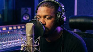 Sean Kingston studiossa, täysin uppoutuneena seuraavan hittinsä äänittämiseen.