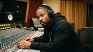 Ludacris di studio rekaman sedang mengerjakan musik.