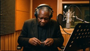 Sonny Boy Williamson I in einem Aufnahmestudio mit Mundharmonika