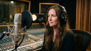 Lainey Wilson in studio di registrazione, concentrata.