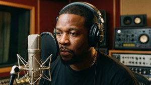 Lloyd Banks fokus dalam sesi rekaman studio.