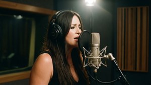 Kacey Musgraves studiossa, keskittyneenä laulamiseen.