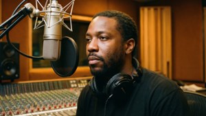 Lupe Fiasco i en varm, vintage inspelningsstudio med analog känsla.
