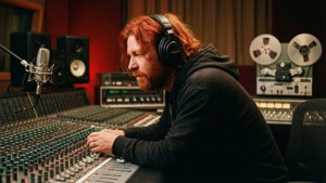 Redman maakt beats in een klassieke analoge opnamestudio.