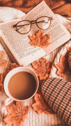 Coin lecture douillet d'automne avec café livre et feuilles d'érable — Ordinateur Portable Esthétique Plante Fonds d'écran