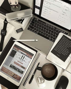 Minimalistischer weißer Schreibtisch mit Laptop, Tablet, Kaffeetasse und Schreibwaren für die Arbeit — Computer Wallpaper