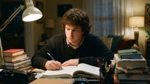 Kyle estudando muito em sua mesa com livros