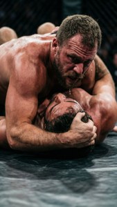 Tony Nese låser ett body scissors submission hold.