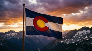 Bandeira do Colorado tremulando no pico da montanha durante o pôr do sol