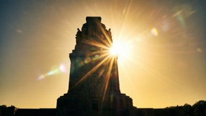 Monumen Voortrekker diterangi dari belakang oleh sinar matahari yang cemerlang.