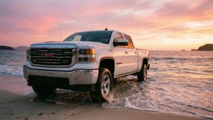 GMC Sierra rannalla auringonnousun aikaan.