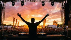 DJ-siluetti auringonlaskussa Hurricane Festivalissa