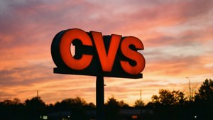 CVS-logotyp mot en solnedgångshimmel.