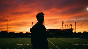 Silhuett av Alex Highsmith ved solnedgang på banen