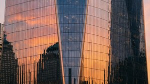 Abstracte close-up van Freedom Tower glas dat zonsondergangkleuren reflecteert.