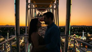 Silhouette romantique de grande roue au coucher du soleil à la Foire de l'État de l'Arizona