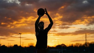 Silhuett av Caris Levert som skyter en trepoenger ved solnedgang