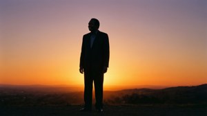 Ben E King silhuett ved solnedgang på en ås.