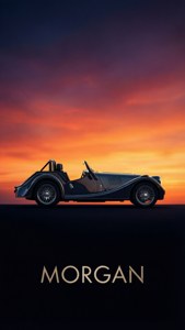 Poster siluet Morgan Roadster minimalis dengan gradien matahari terbenam dan teks