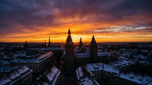 En dramatisk solnedgangssilhuet af Winterthurs skyline i levende farver.
