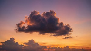 Een gedachtewolk tegen een levendige zonsondergang, warm en vredig.